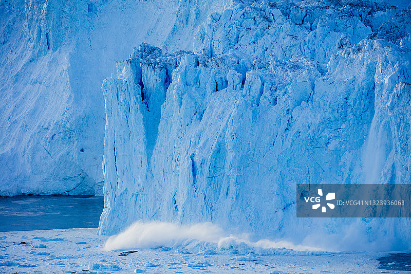 格陵兰伊卢利萨特伊奇冰川崩解的冰图片素材