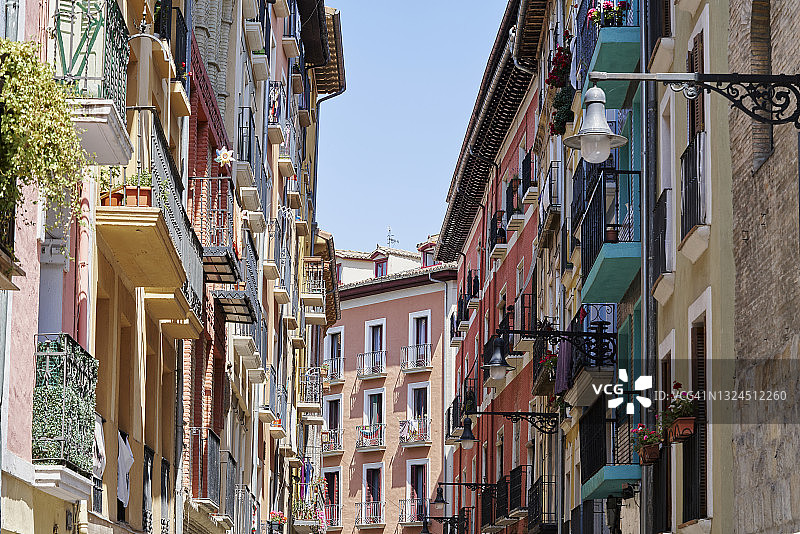 潘普洛纳老城的街道，蓝天下装饰的阳台。图片素材