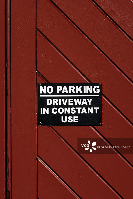 红色木门上的“禁止停车”标志图片素材