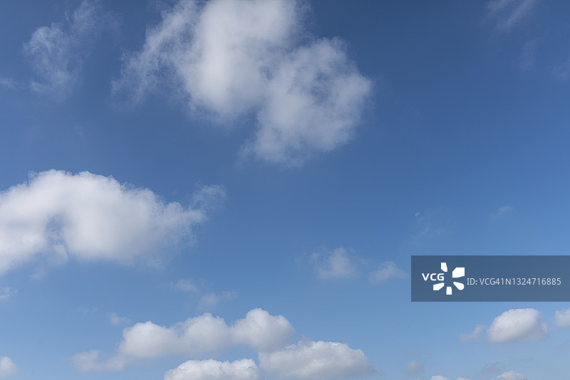 蓝天映衬着白云图片素材