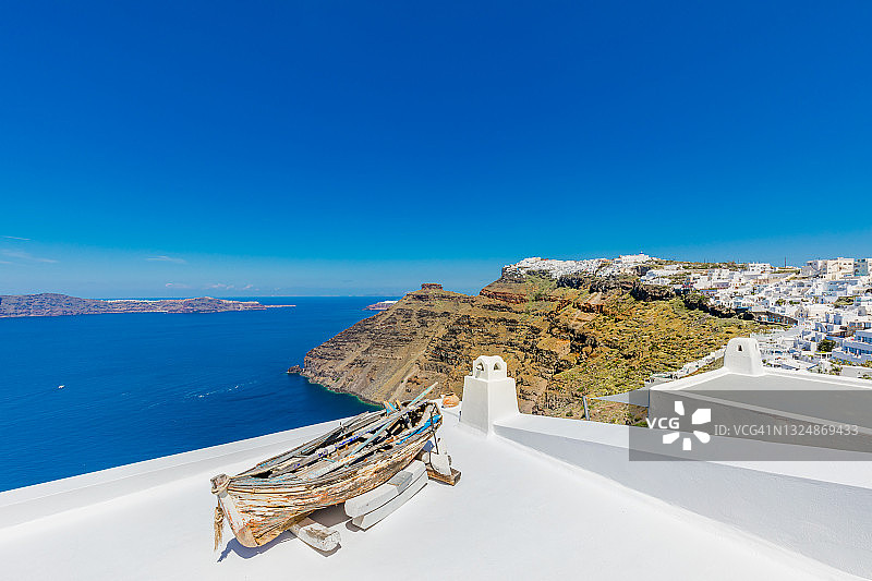 夏日全景度假，奢华著名的欧洲目的地。希腊圣托里尼岛的白色建筑。完美的旅游风景，阳光和蓝天下的田园诗般的街景。神奇的旅游景观图片素材