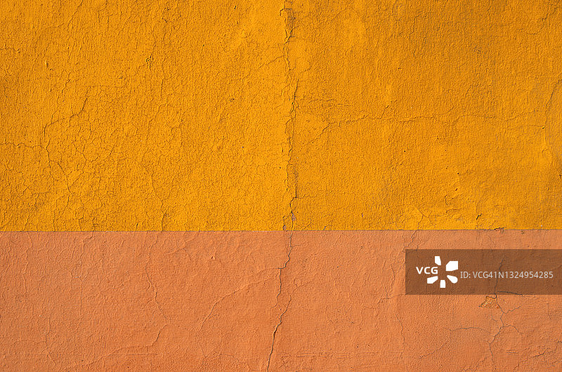 灰泥墙涂成深黄色和柔和的橙色图片素材