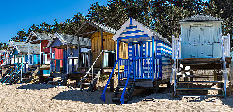 海边威尔斯的彩色海滩小屋图片素材