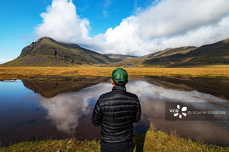 俯瞰冰岛风景的男人图片素材