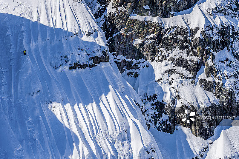 极速滑雪者从陡峭的山上下山图片素材