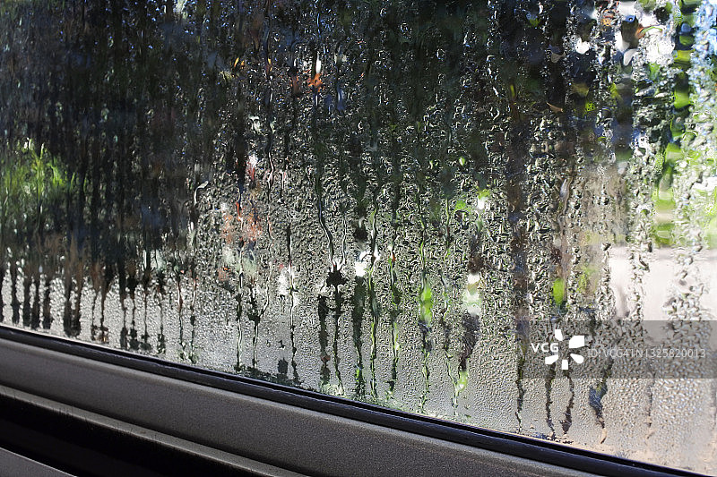 寒冷的冬天，窗户上凝结的水珠。图片素材