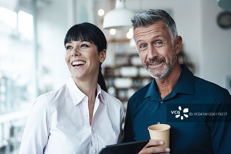 微笑的商业夫妇站在一起的咖啡店图片素材