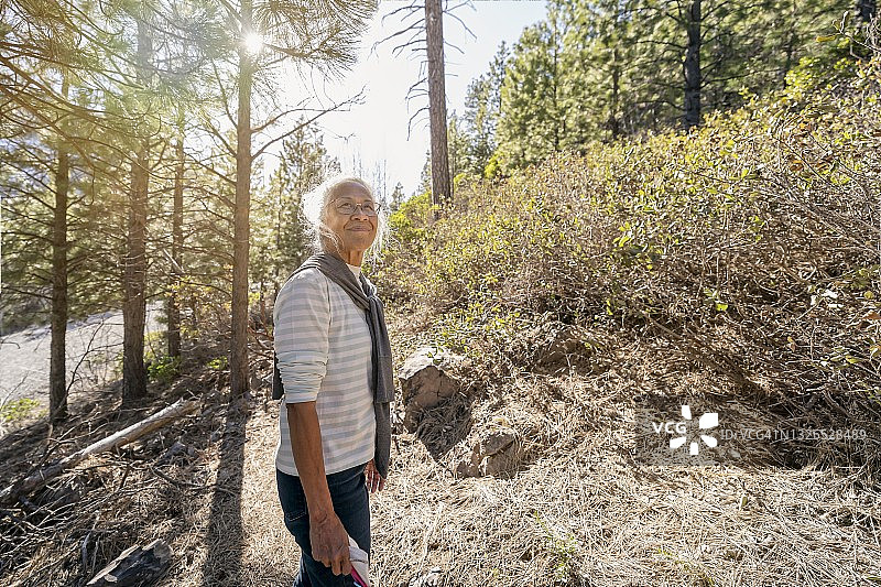 健康的老年妇女在自然散步图片素材