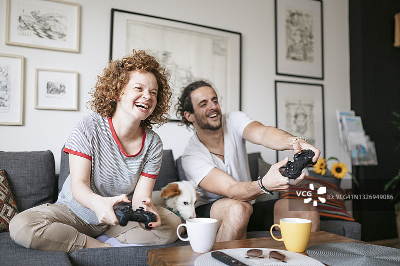 白人男女在家里玩电子游戏图片素材