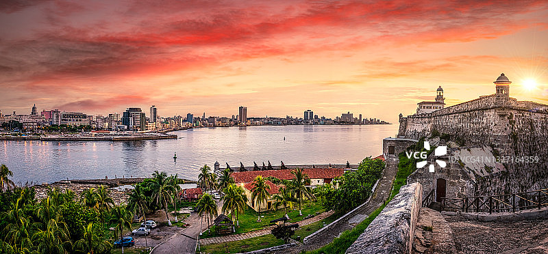 日落时分，海上的哈瓦那城。古巴图片素材