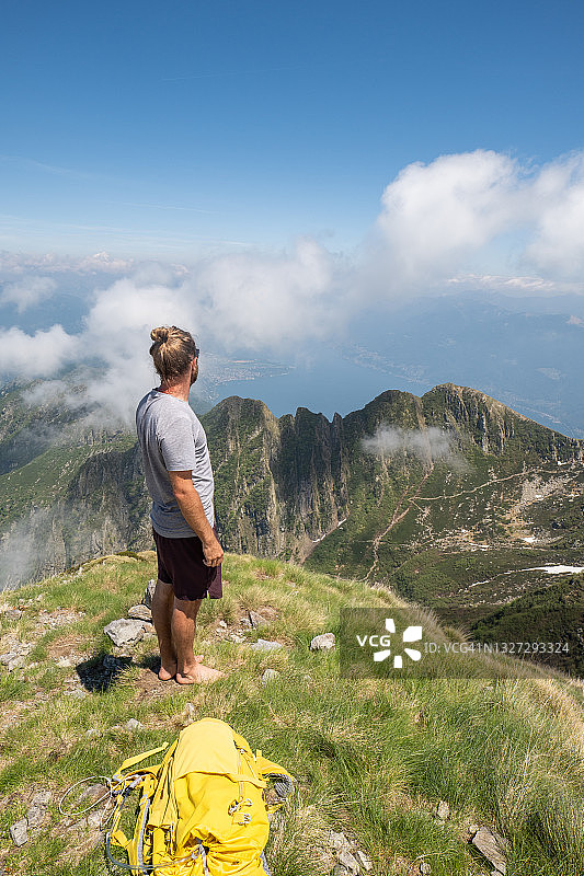 一个年轻人在瑞士徒步旅行，欣赏令人惊叹的景色图片素材