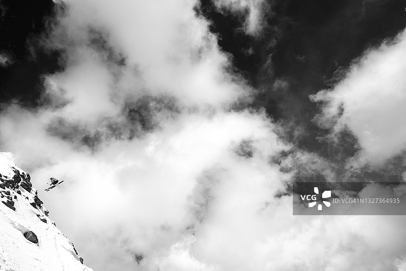 从雪山山脊上飞过的偏远滑雪者的视野图片素材