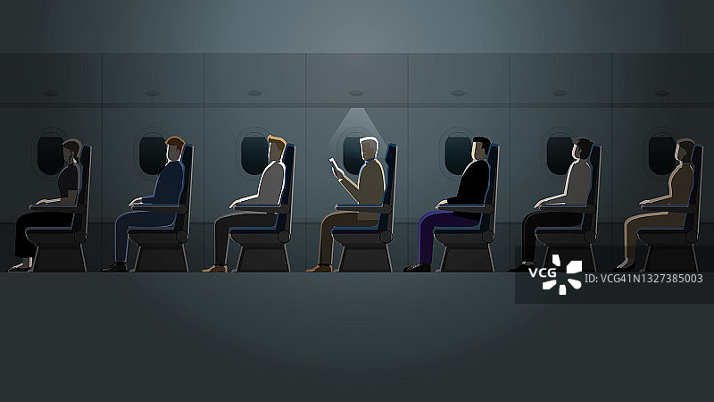 一位白发苍苍的老人在飞机客舱里独自一人在昏暗的灯光下看书，而其他乘客如商人都在睡觉。在长途旅行中活动的生活方式。图片素材