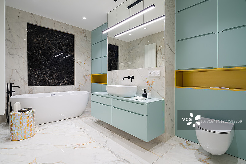 宽敞现代的浴室配有浴缸图片素材