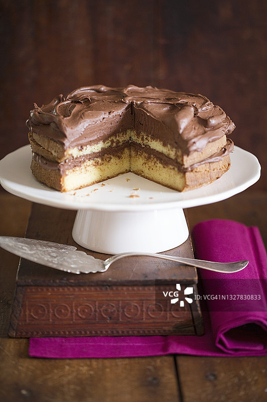黄色蛋糕和巧克力糖霜图片素材