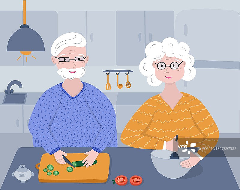 一对退休的老夫妇在舒适的厨房里一起做蔬菜沙拉图片素材