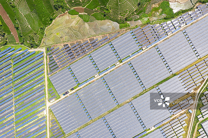 无人机视角的茶园和太阳能发电厂图片素材