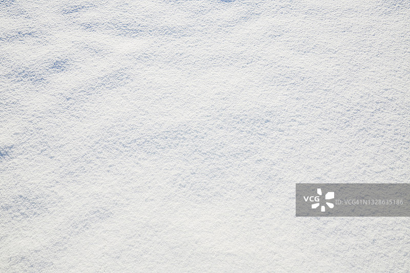 白雪覆盖的草地的全帧拍摄，抽象的背景图片素材