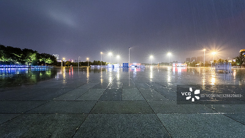 城市雨水广场图片素材