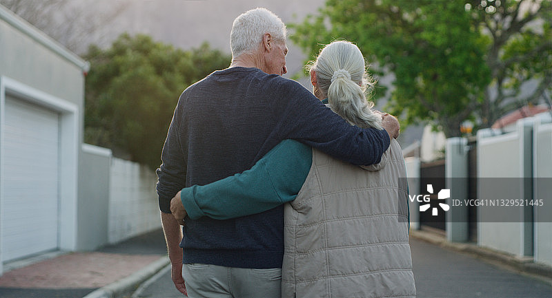 一对老年夫妇手挽着手走在外面的街上图片素材