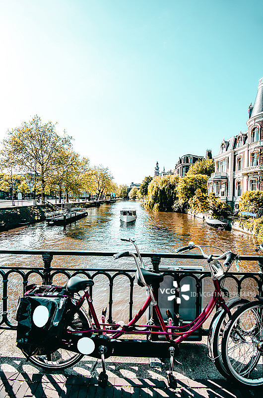 俯瞰荷兰阿姆斯特丹运河的双人自行车图片素材