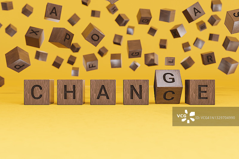 改变或机会概念与木制文本字母块在黄色背景图片素材
