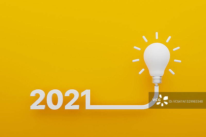 创意理念，激发创新理念。黄色背景上的灯泡和2021年新年。业务解决方案和规划。三维演示图片素材