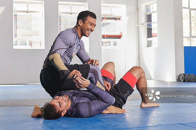 一名柔术大师与他的学生在课堂上对打的全长镜头图片素材