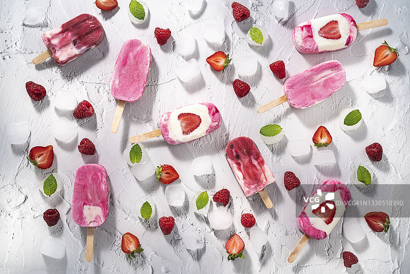 浆果什锦自制冰棒白色与草莓，树莓，樱桃和黑莓图片素材
