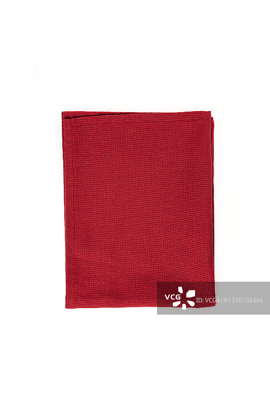 红色纺织餐巾孤立在白色背景。图片素材