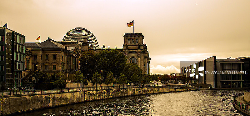 德国国会大厦的日落(德国议会大厦，德国联邦议院)-柏林，德国图片素材