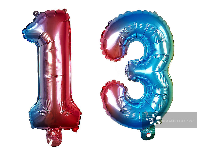 13号多色生日箔气球孤立在白色背景上。图片素材