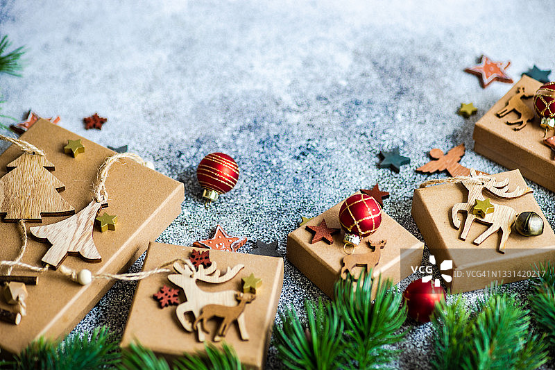 俯瞰木制圣诞装饰品和礼品盒图片素材