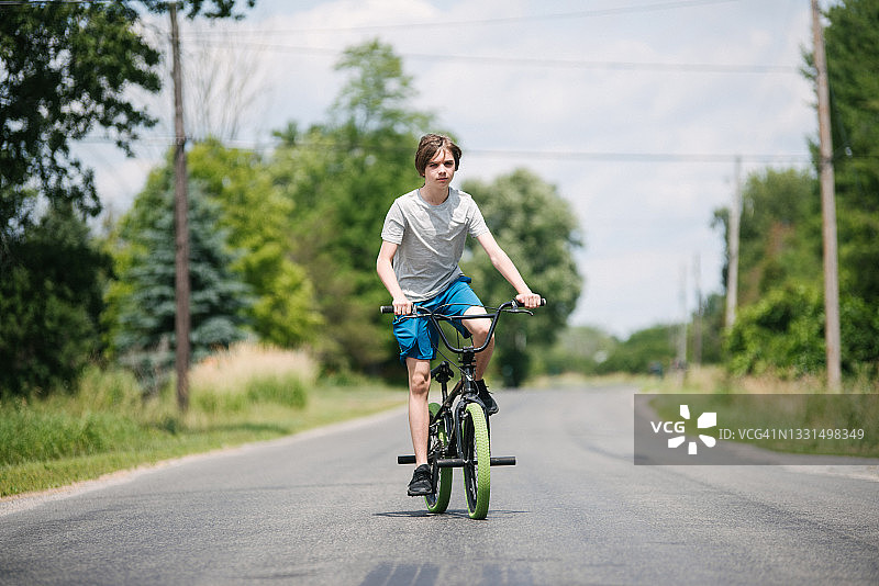 加拿大，安大略省，金斯敦，男孩(14-15岁)骑自行车图片素材