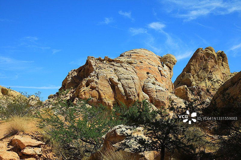 在干旱的荒野形成的岩石图片素材