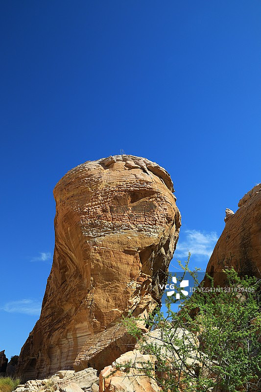 在蓝天上自然形成的岩石图片素材