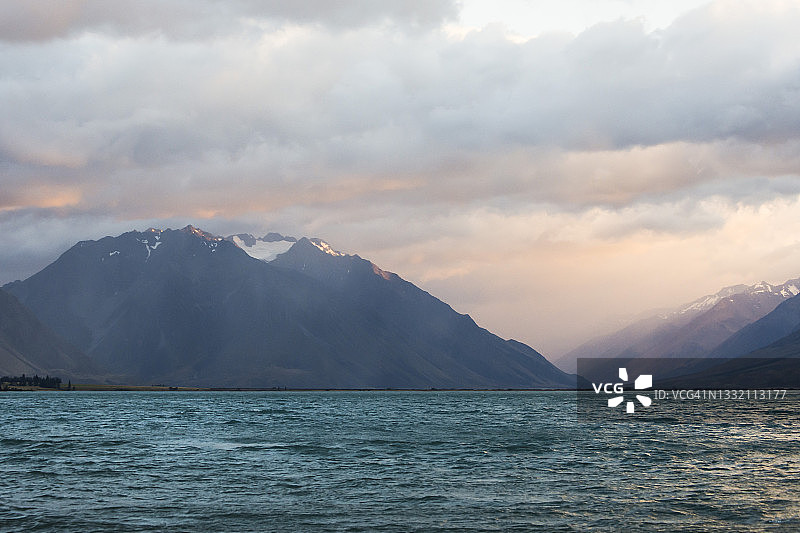 日落时分的欧胡湖，南岛，新西兰图片素材