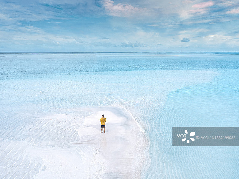 鸟瞰图，一个孤独的人站在萨鲁德胡岛的沙滩上图片素材