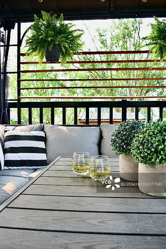 美丽的庇护露台舒适的晚餐和放松的下午饮料在温暖的天气天图片素材