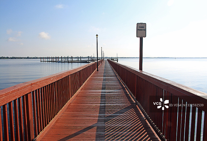 一个码头，高架木板路延伸到大西洋沿岸水域图片素材