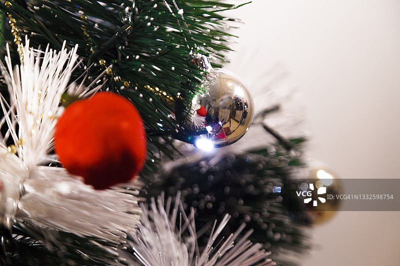绿色的圣诞树上有红色、金色和银色的装饰。图片素材