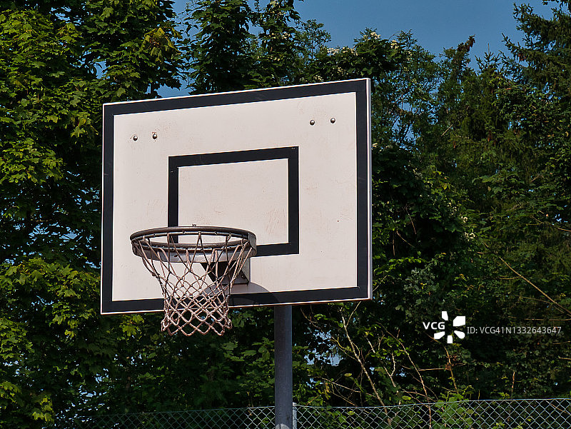 带篮板的篮球筐的正面视图图片素材