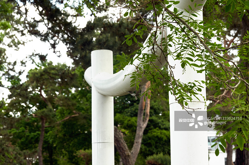 疏离的日本鸟居在一个地块的入口处，那里的花园是日本风格设计的图片素材