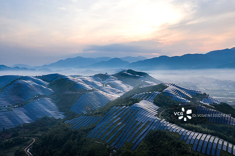 清晨，山顶太阳能发电厂的高角度视图图片素材
