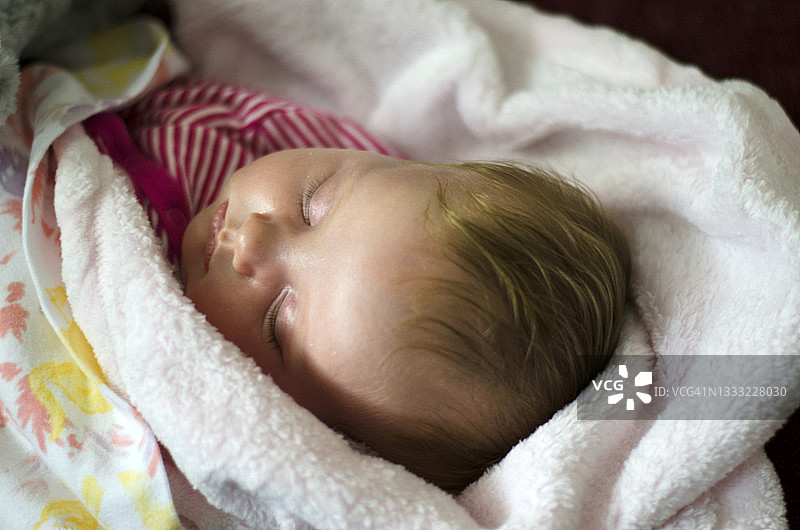 新生儿安静的睡觉图片素材
