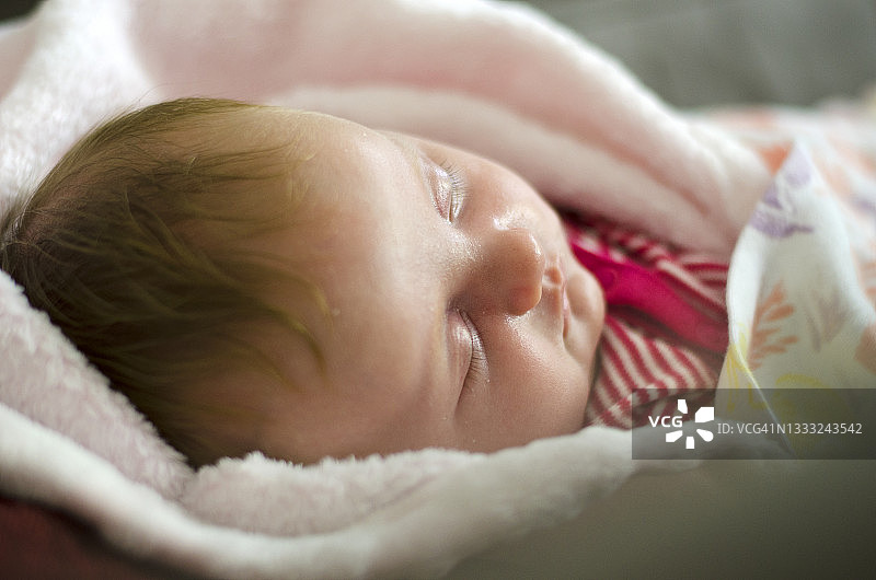 新生儿安静的睡觉图片素材