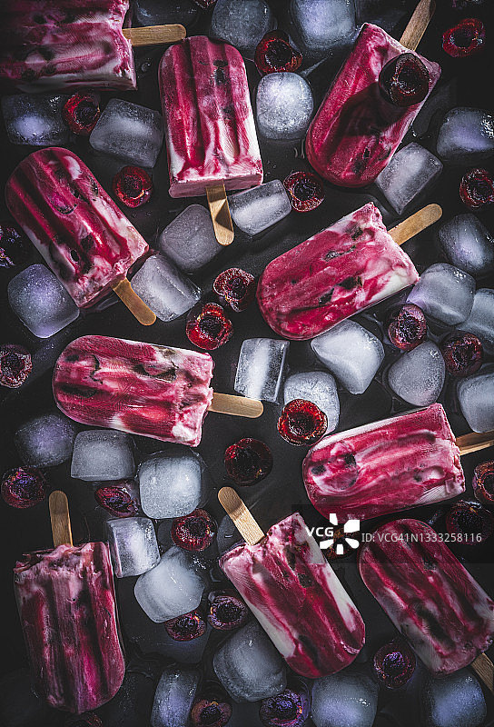 樱桃水果冰棒自制酸奶冰淇淋在穆迪黑暗图片素材