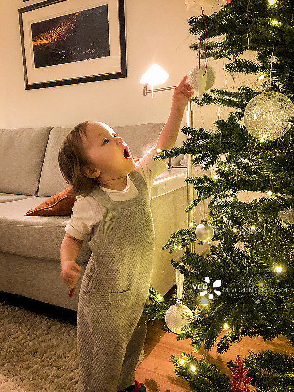 圣诞树旁有个可爱的小女孩图片素材