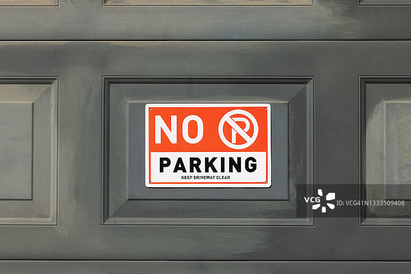 车库门上有禁止停车的标志图片素材