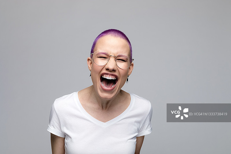 愤怒的紫色短发年轻女人图片素材